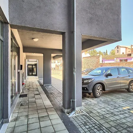 Beeindruckendes Nur 400 Meter Zum Und 150 Meter Ins Lebendige Zentrum Умаг